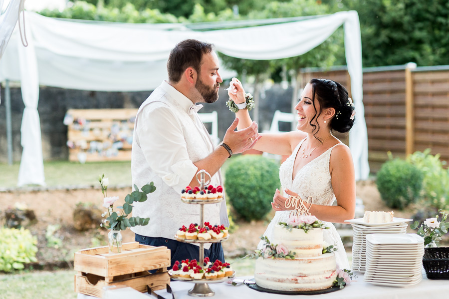 #Hochzeitsreportage #Hochzeitstorte #Hochzeitsbilder #Mr.&Mrs #füttern #Kuchen #freieTrauung